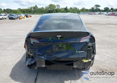 2021 Tesla Model Y Long Range Dual Motor All-Wheel Drive z USA, uszkodzony, nr VIN 5YJYGAEE8MF207493